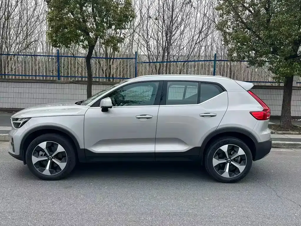 Volvo XC40 — фото 8