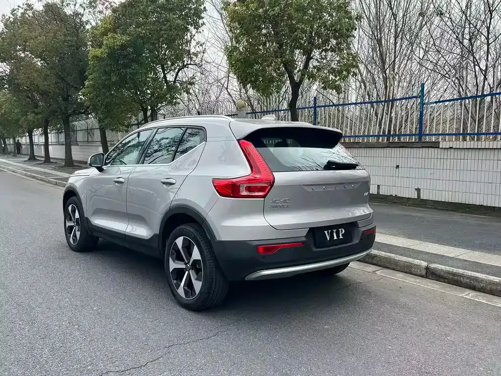 Volvo XC40 — фото 9