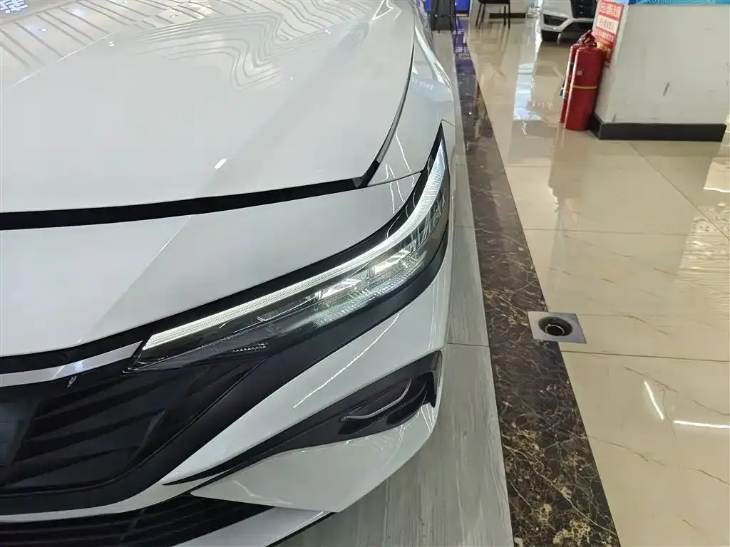 Hyundai Elantra — фото 3