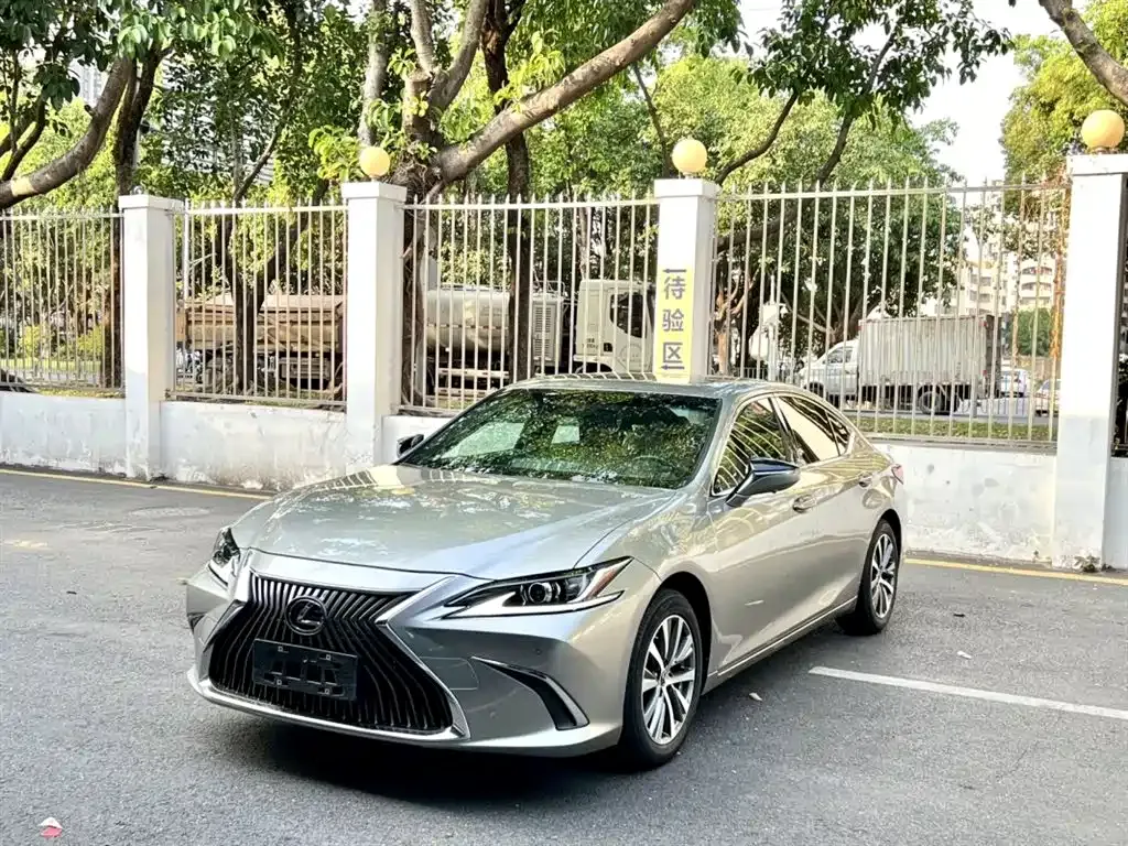Lexus ES — фото 1