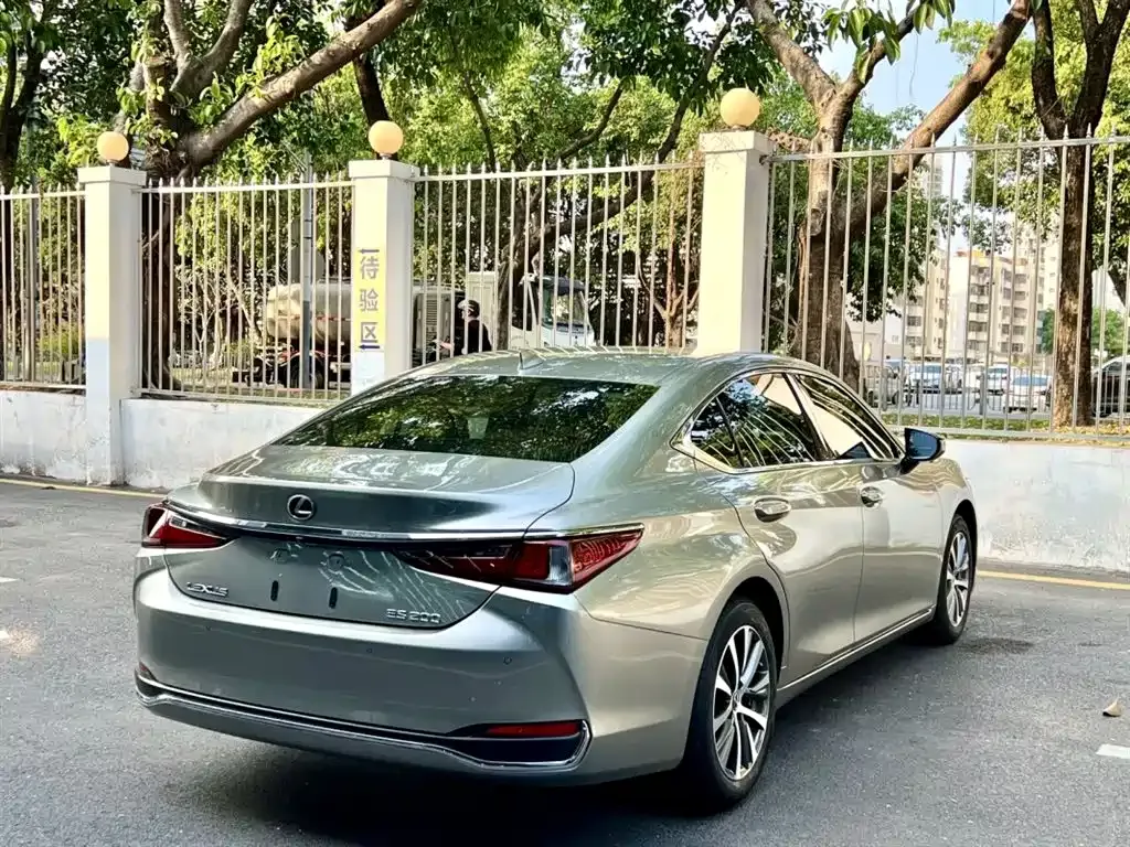 Lexus ES — фото 8