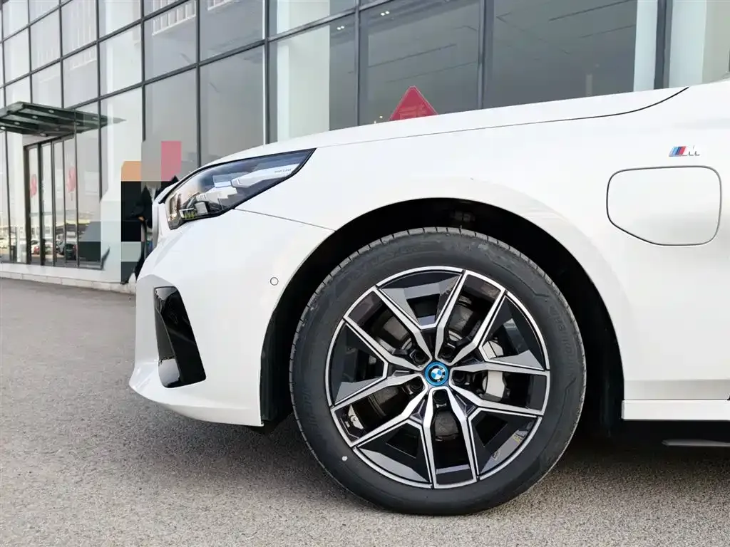 BMW i5 — фото 5