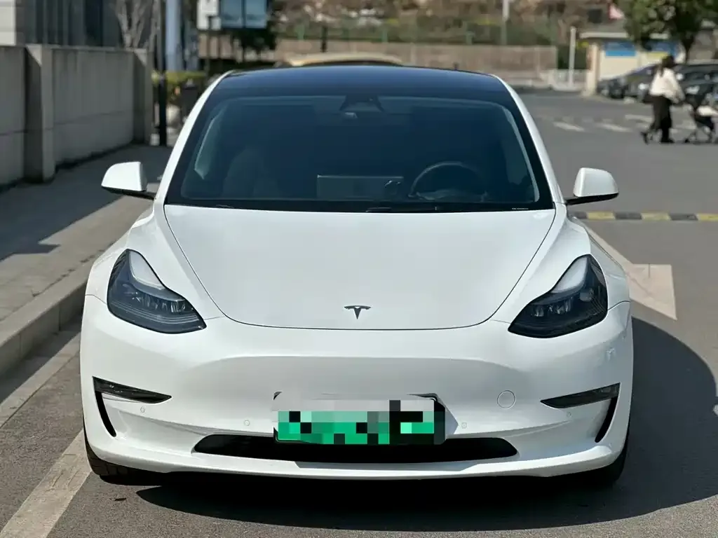 Tesla Model 3 — фото 1