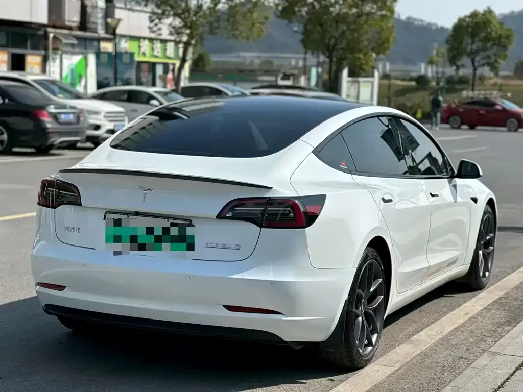 Tesla Model 3 — фото 2