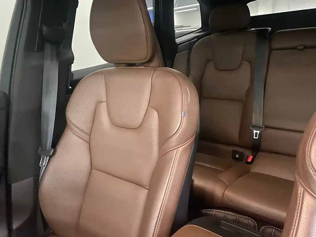 Volvo XC60 2024 из CN, фото 3