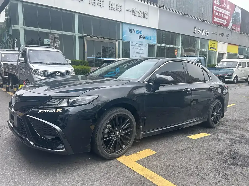Toyota Camry — фото 1