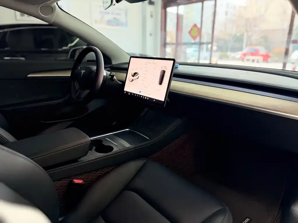 Tesla Model 3 — фото 3