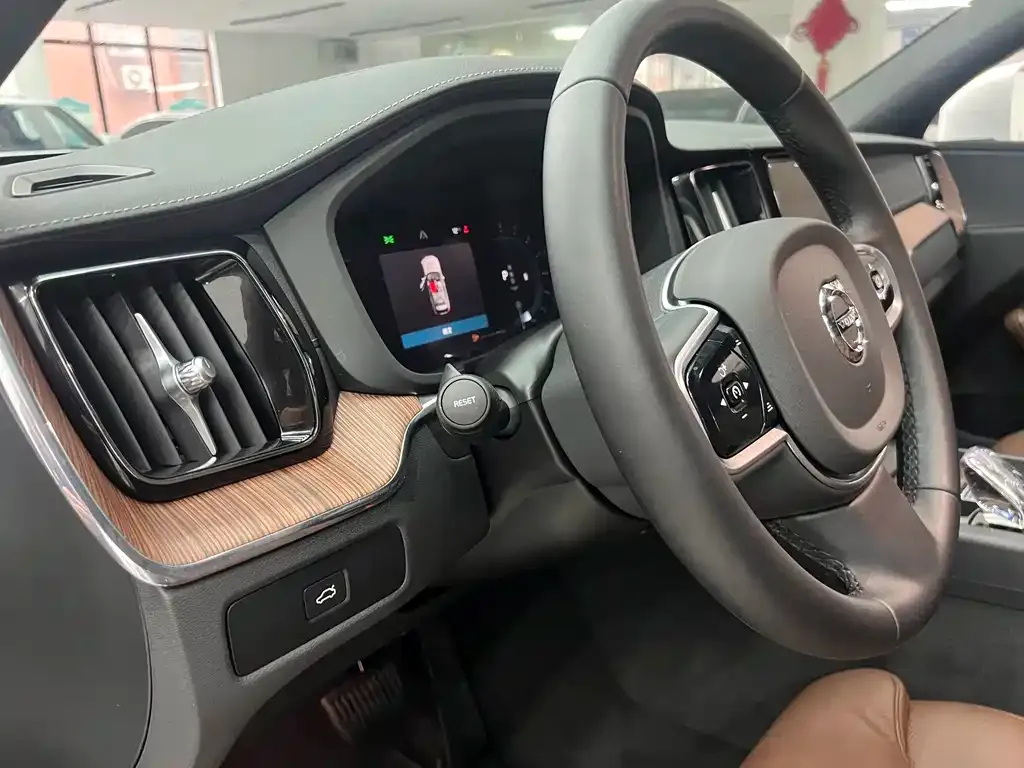 Volvo XC60 — фото 4