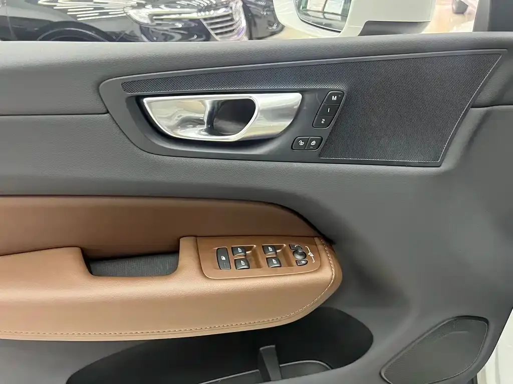 Volvo XC60 — фото 10