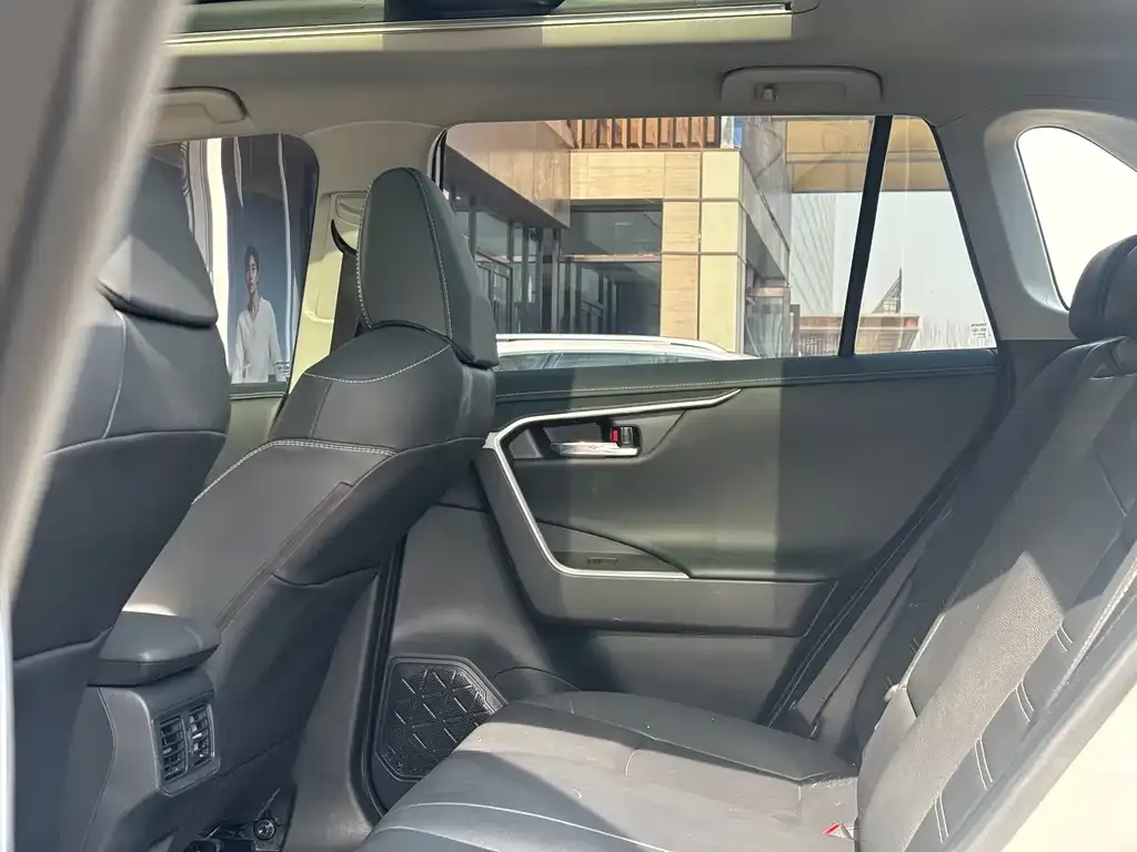 Toyota RAV4 2023 из CN, фото 7