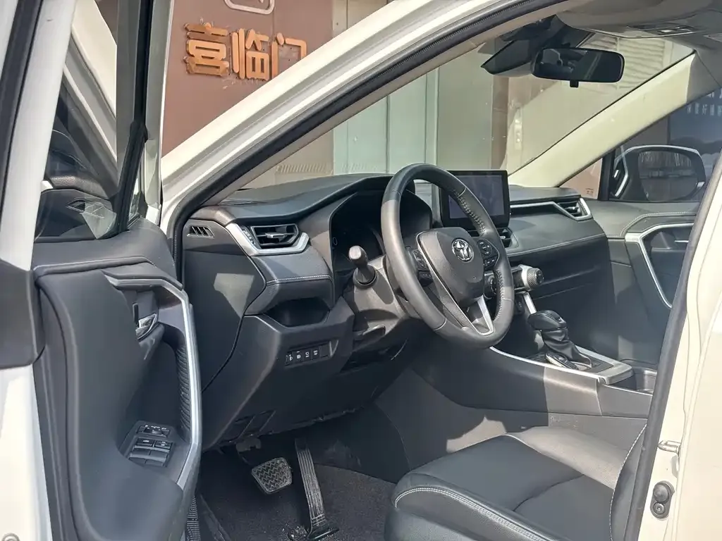 Toyota RAV4 2023 из CN, фото 2