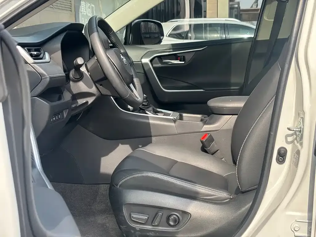 Toyota RAV4 2023 из CN, фото 4