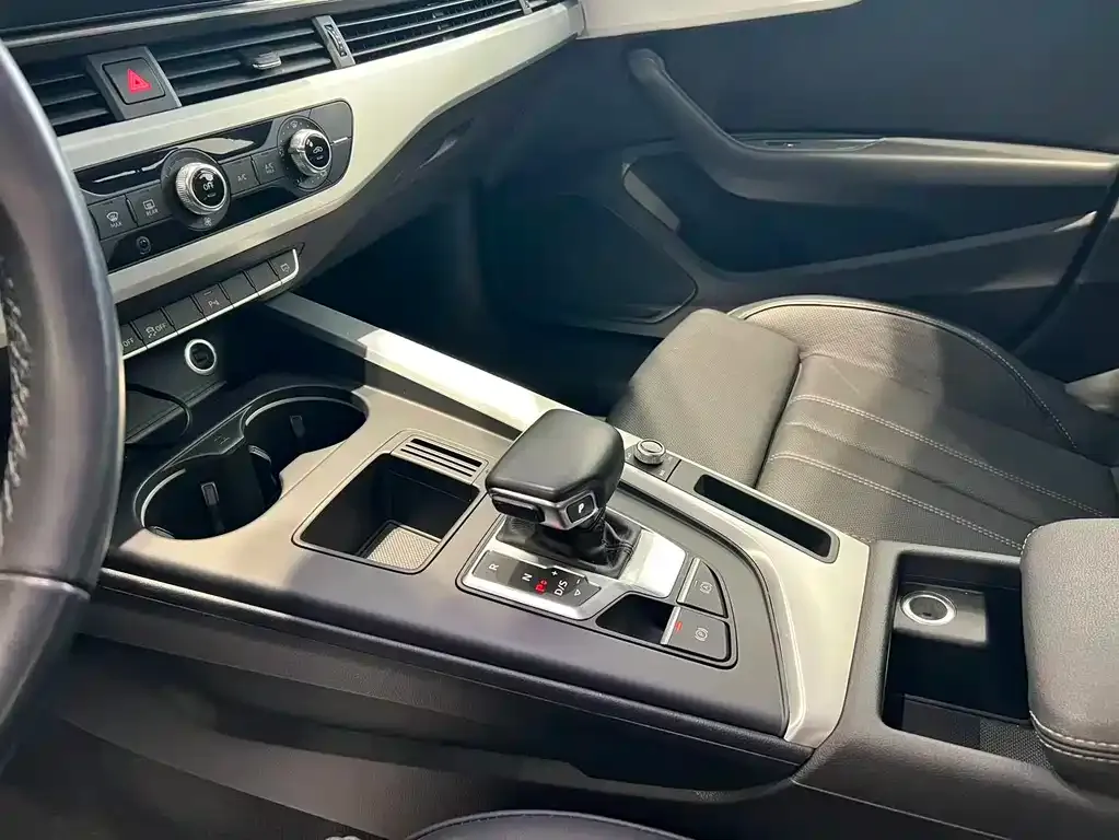 Audi A4L 2023 из CN, фото 2
