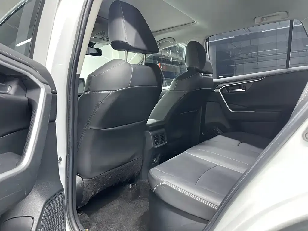 Toyota RAV4 — фото 6