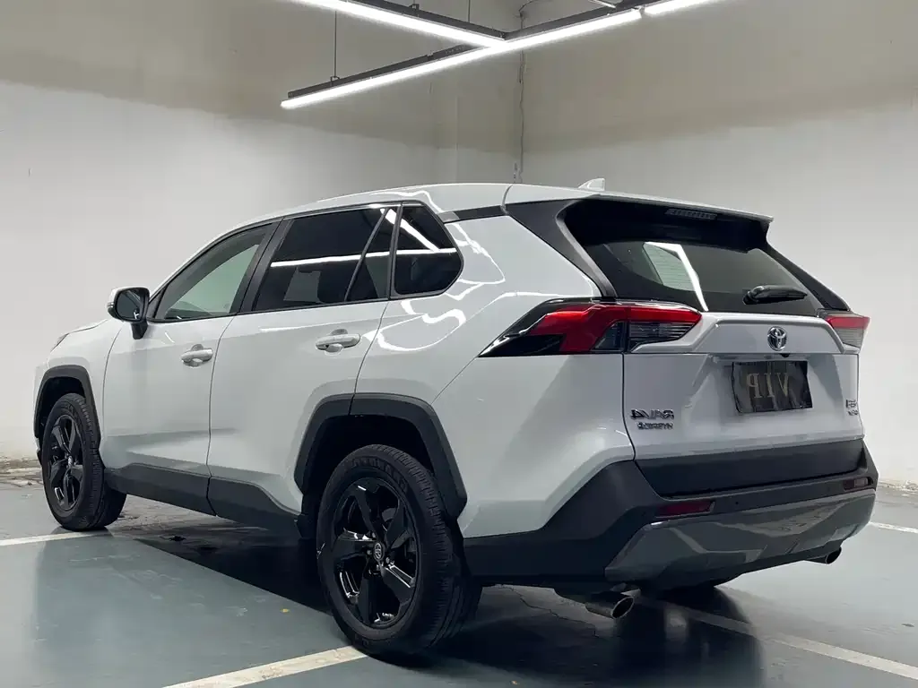 Toyota RAV4 — фото 9