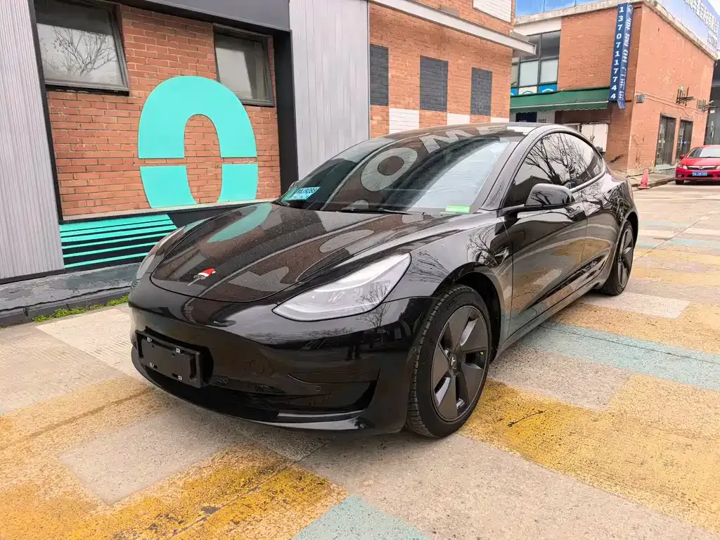 Tesla Model 3 — фото 1