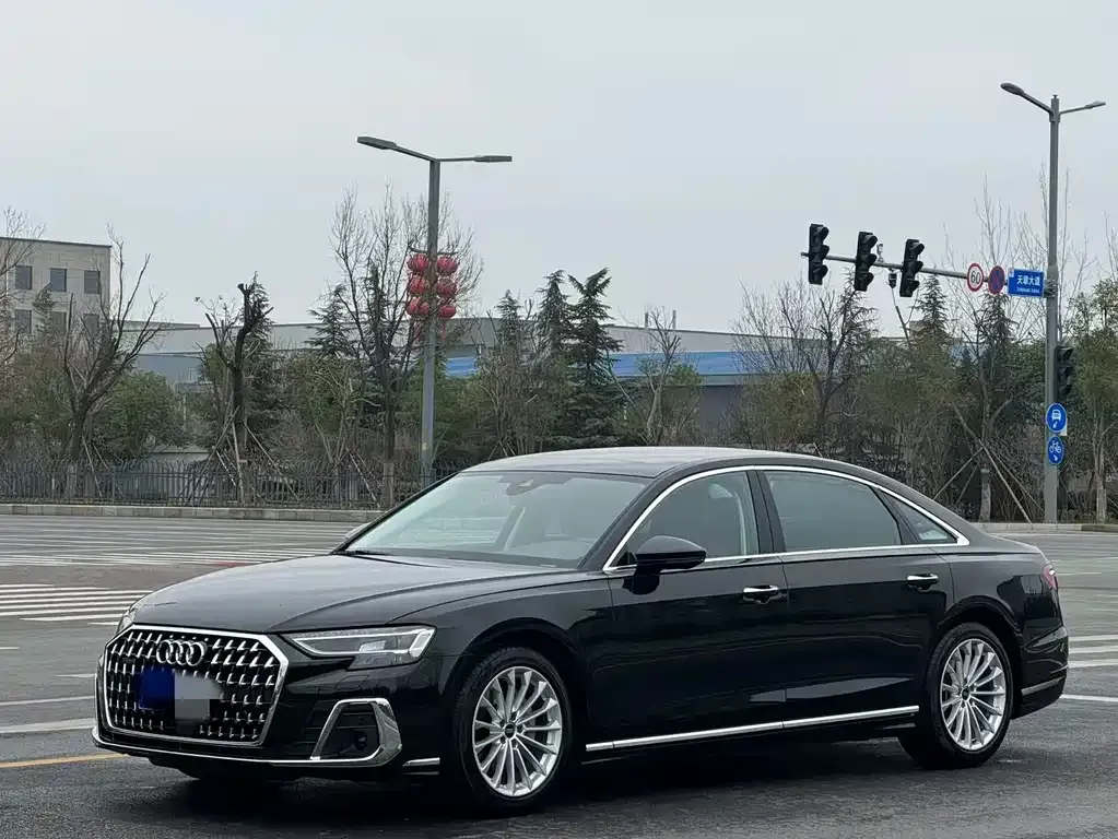 Audi A8 — фото 1