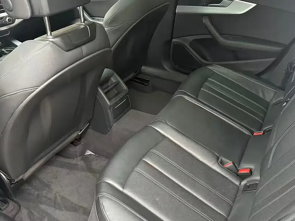Audi A4L 2023 из CN, фото 5