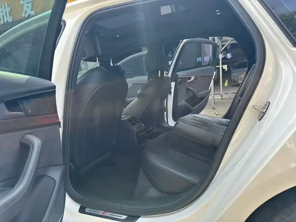 Audi A4L 2024 из CN, фото 3