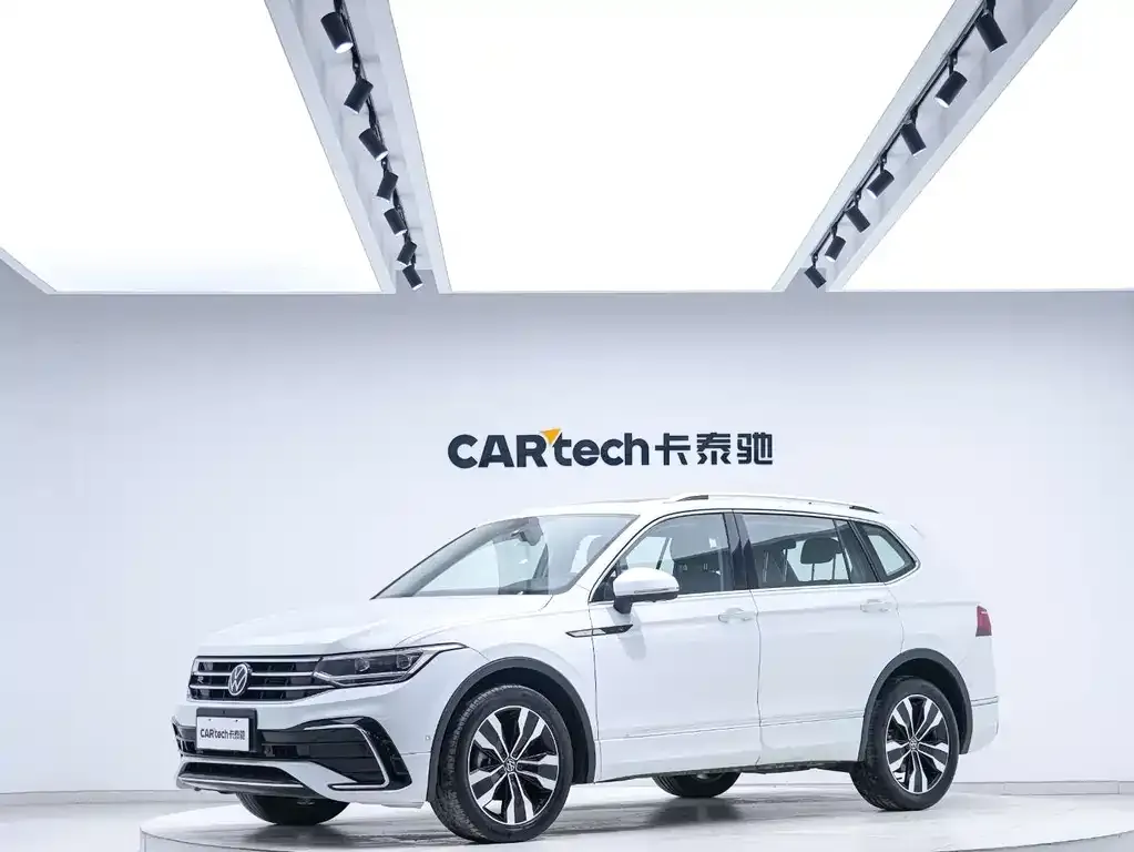 Volkswagen Tiguan L — фото 1