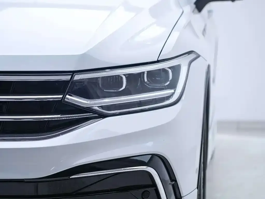 Volkswagen Tiguan L — фото 10