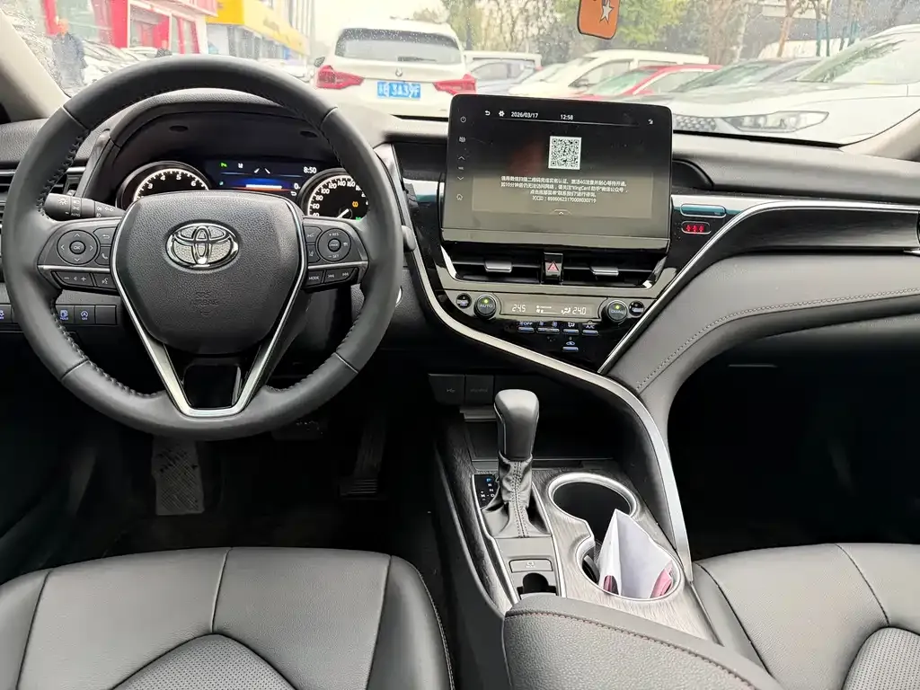 Toyota Camry — фото 5