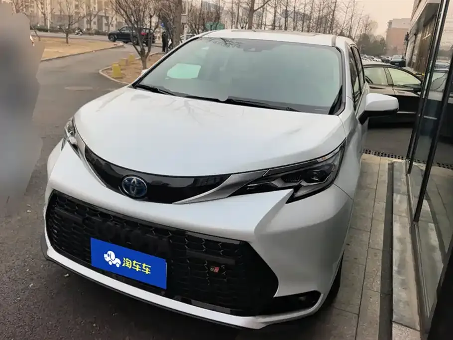 Toyota Sienna — фото 1