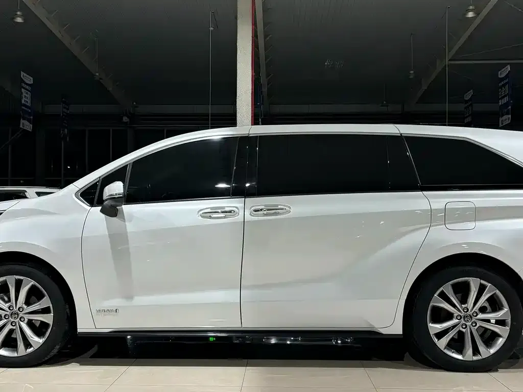Toyota Sienna 2023 из CN, фото 2