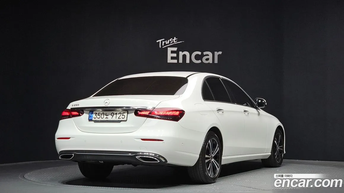 Mercedes-Benz E-Class — фото 7