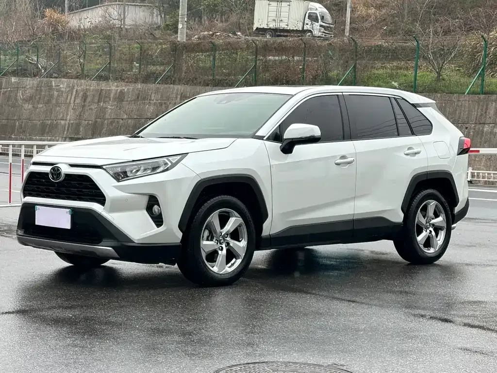 Toyota RAV4 — фото 1