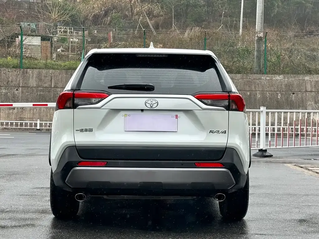 Toyota RAV4 — фото 9
