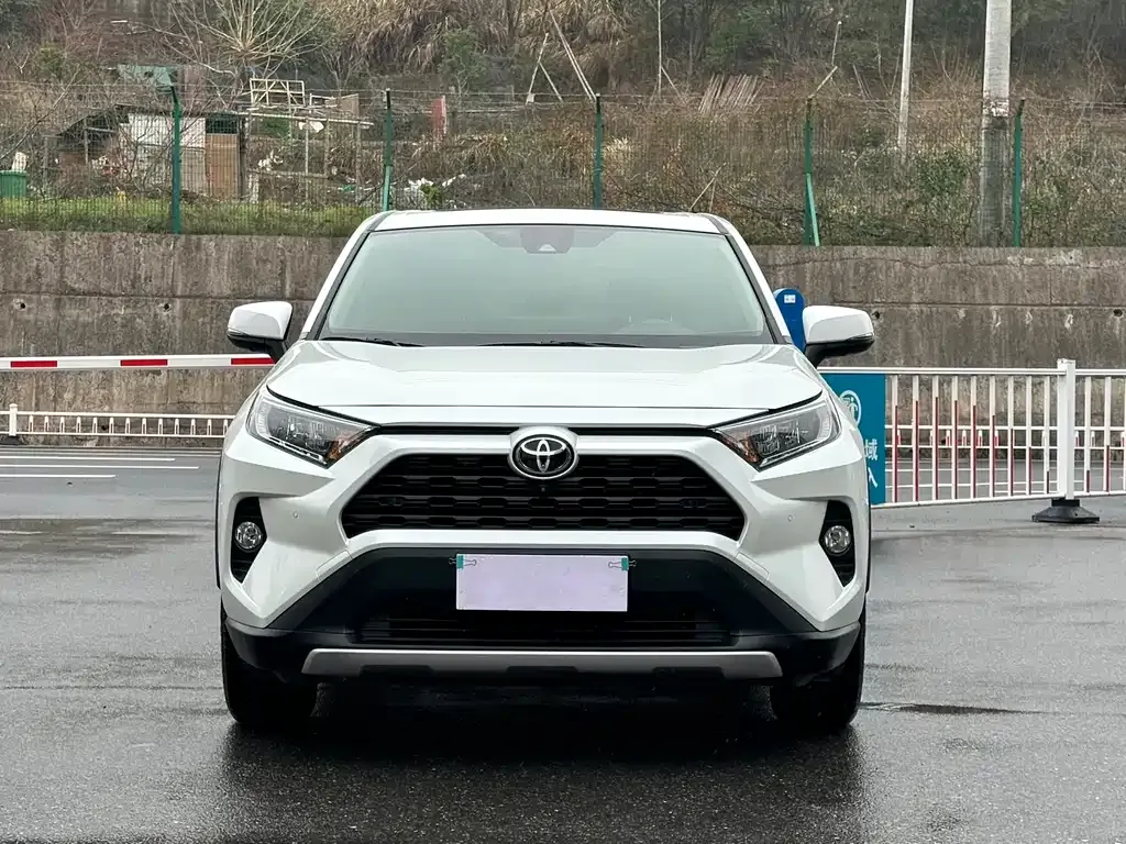 Toyota RAV4 — фото 10