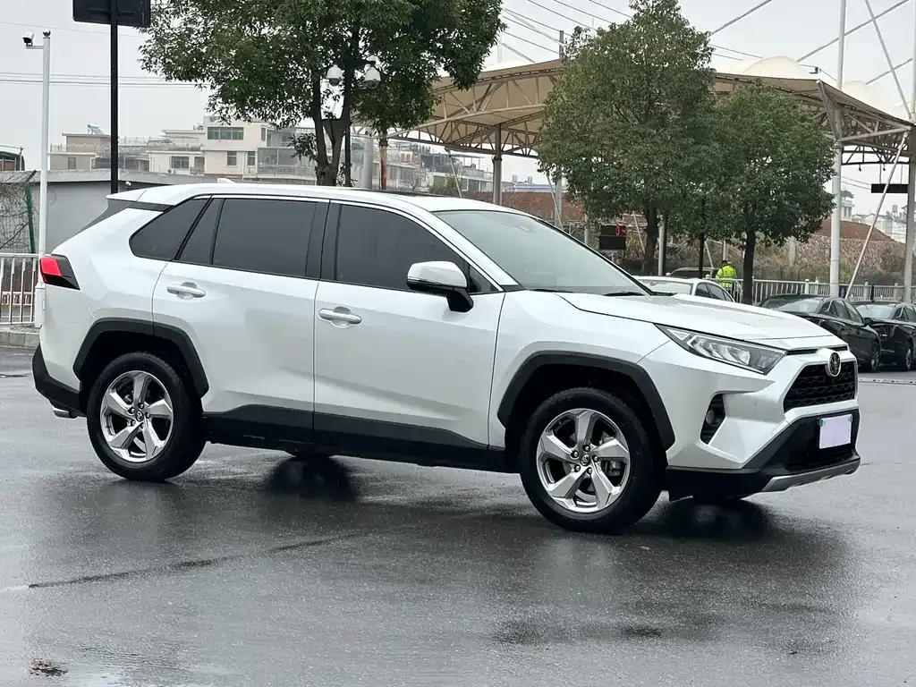Toyota RAV4 — фото 5