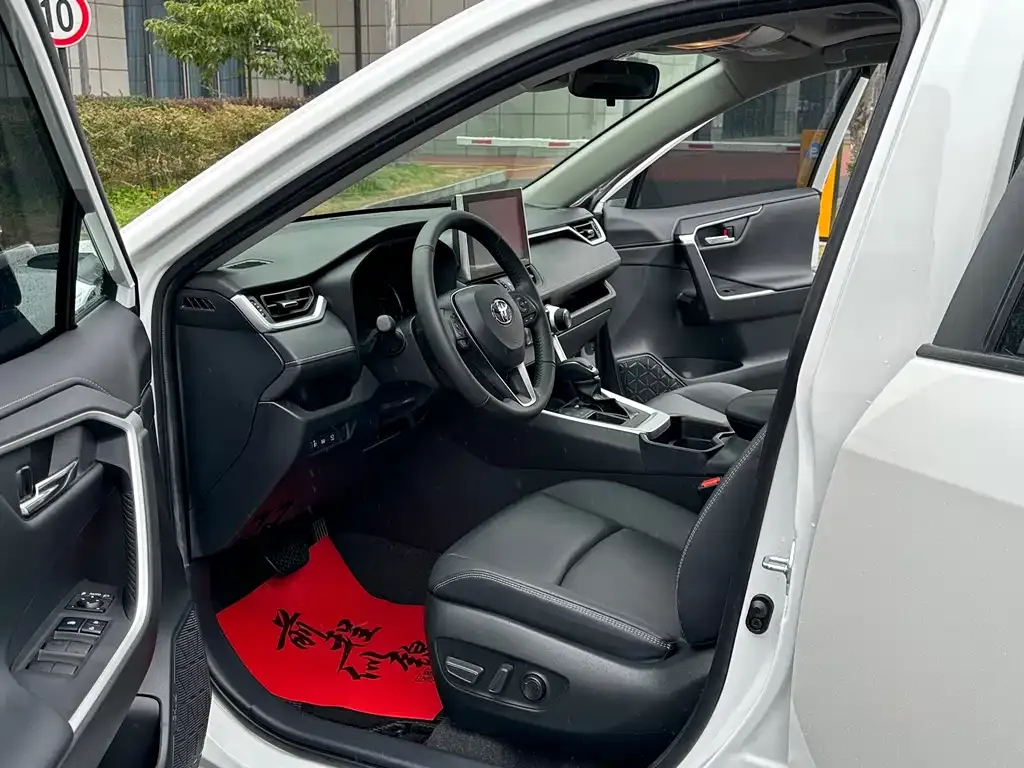 Toyota RAV4 — фото 7