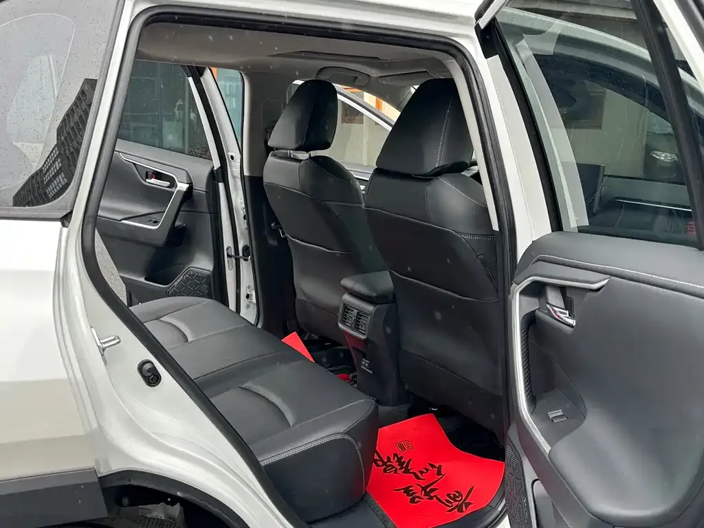 Toyota RAV4 — фото 4