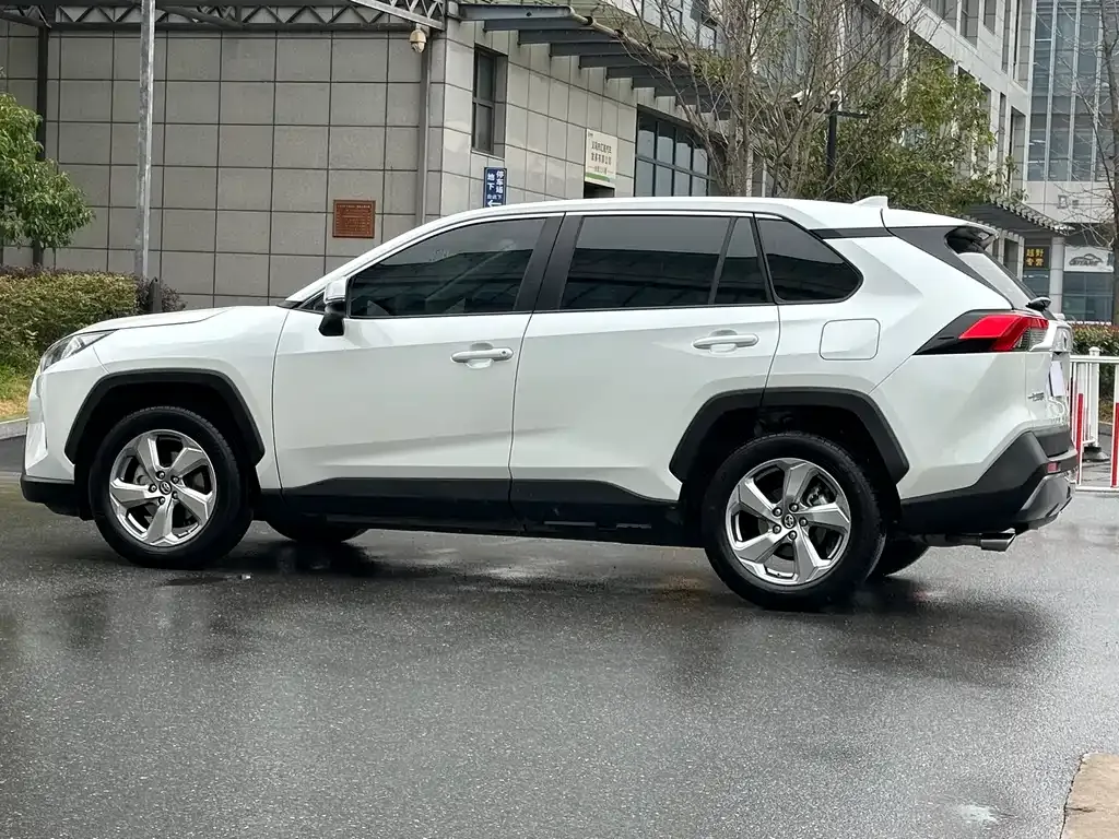 Toyota RAV4 — фото 6