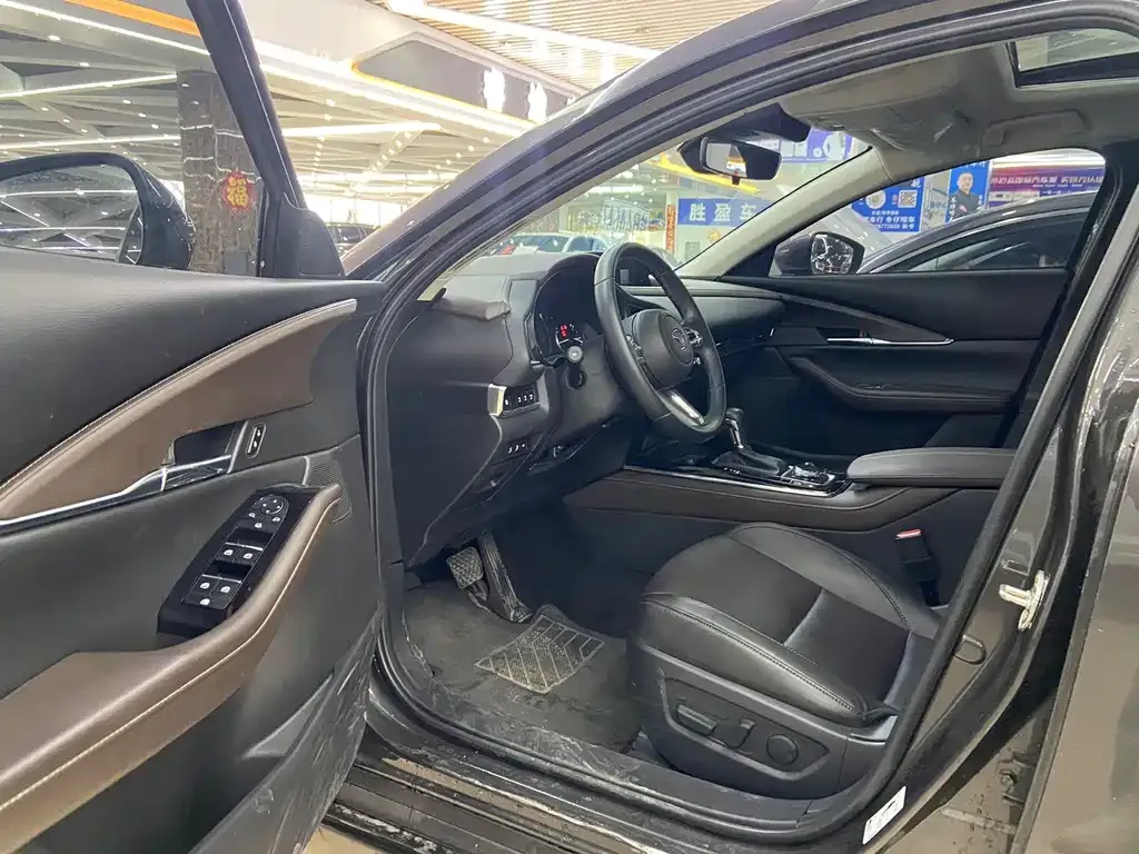 Mazda CX-30 2024 из CN, фото 2