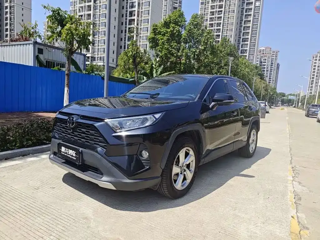 Toyota RAV4 — фото 1