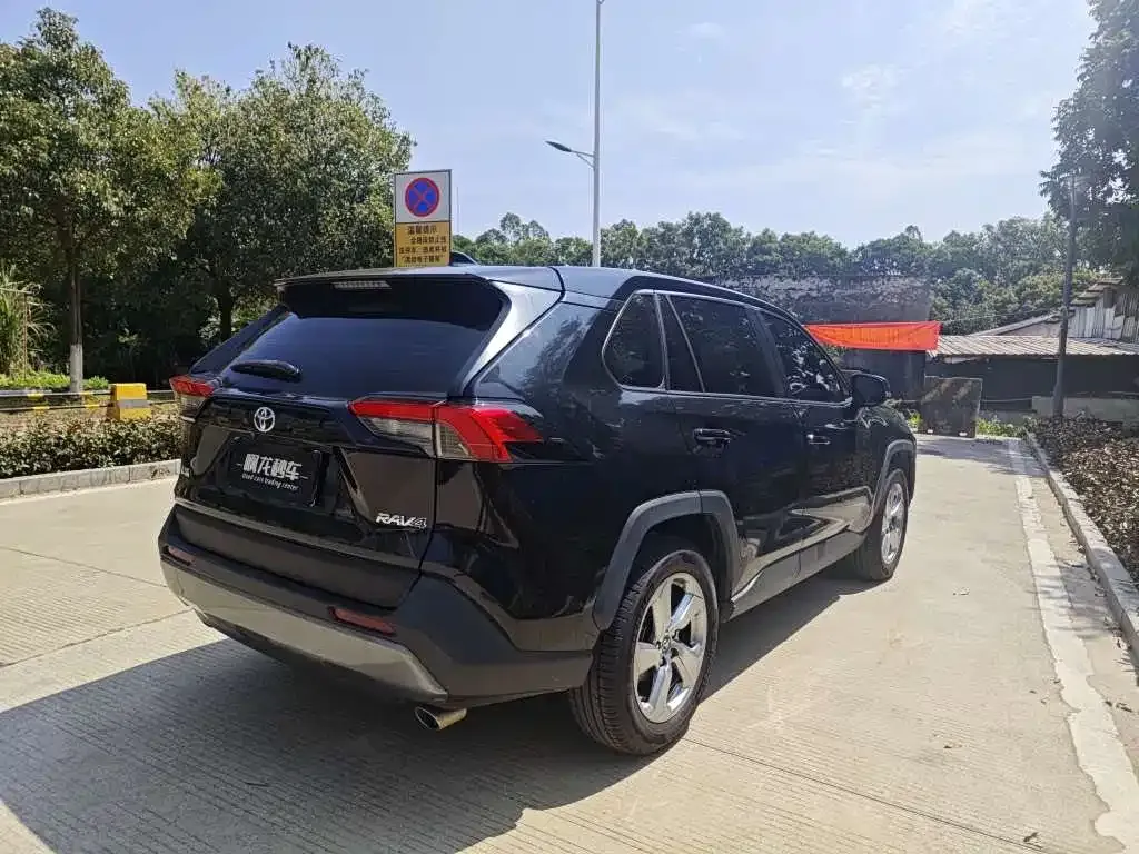 Toyota RAV4 — фото 4