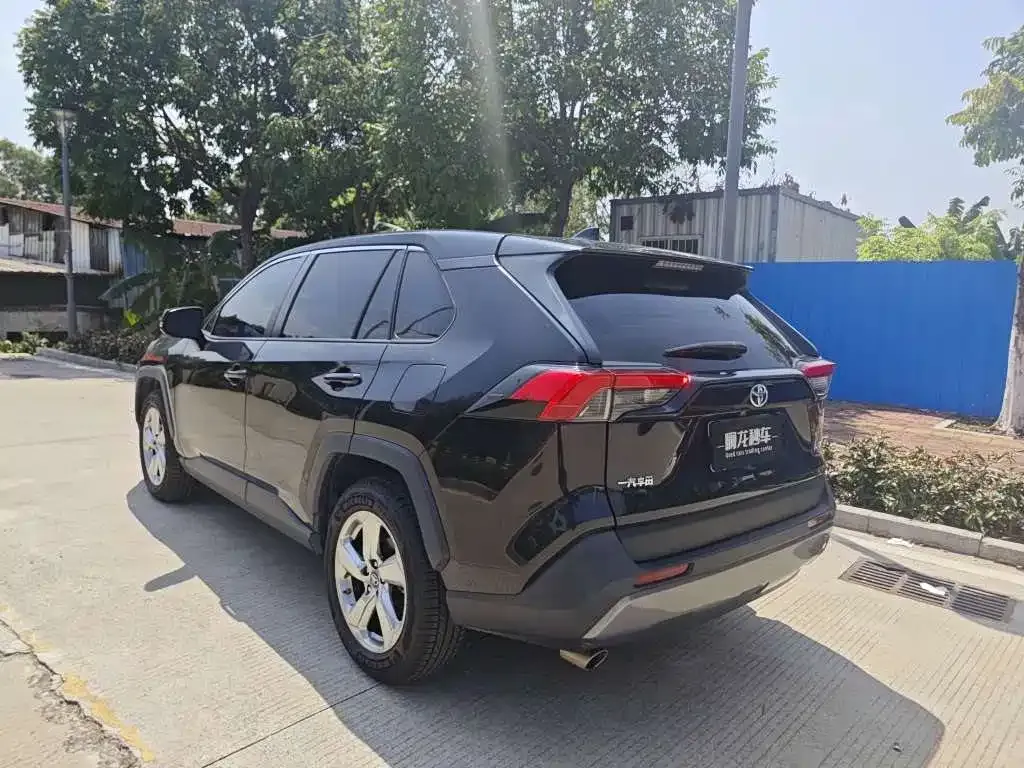 Toyota RAV4 — фото 9