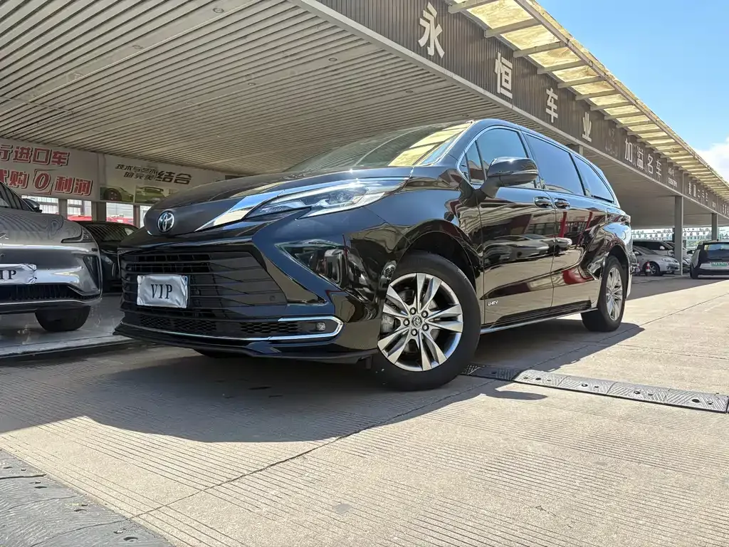 Toyota Sienna — фото 1