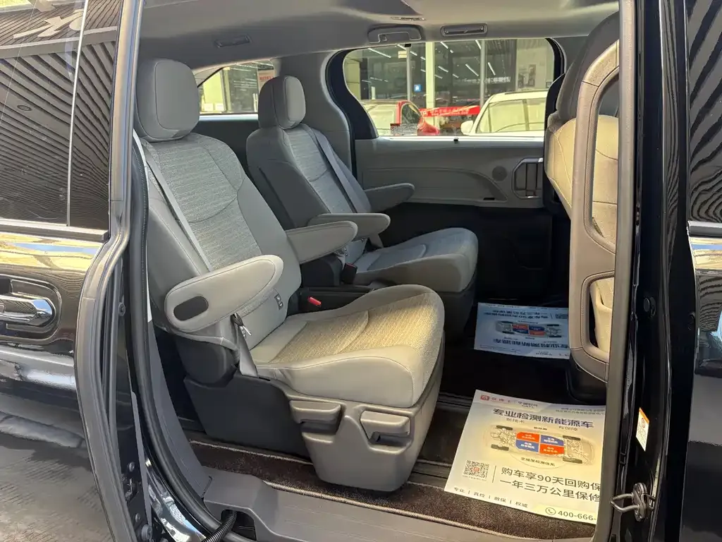 Toyota Sienna — фото 2