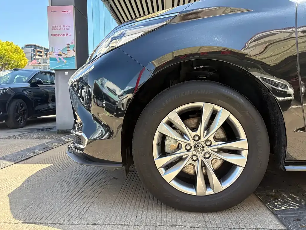 Toyota Sienna — фото 10
