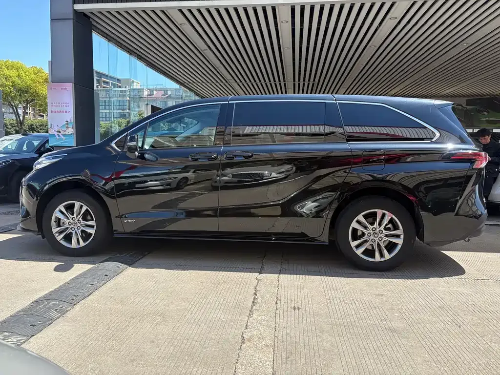 Toyota Sienna — фото 9