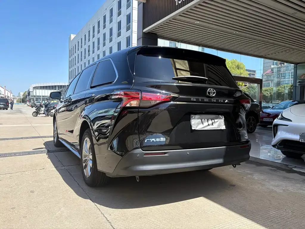 Toyota Sienna — фото 5