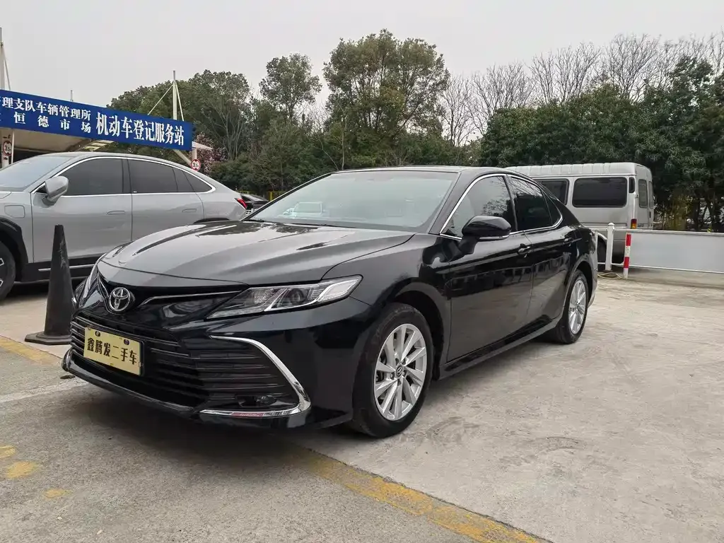 Toyota Camry — фото 1