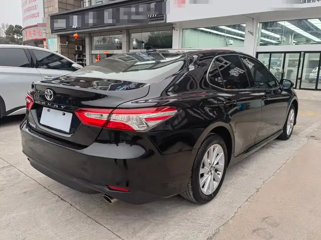 Toyota Camry — фото 5