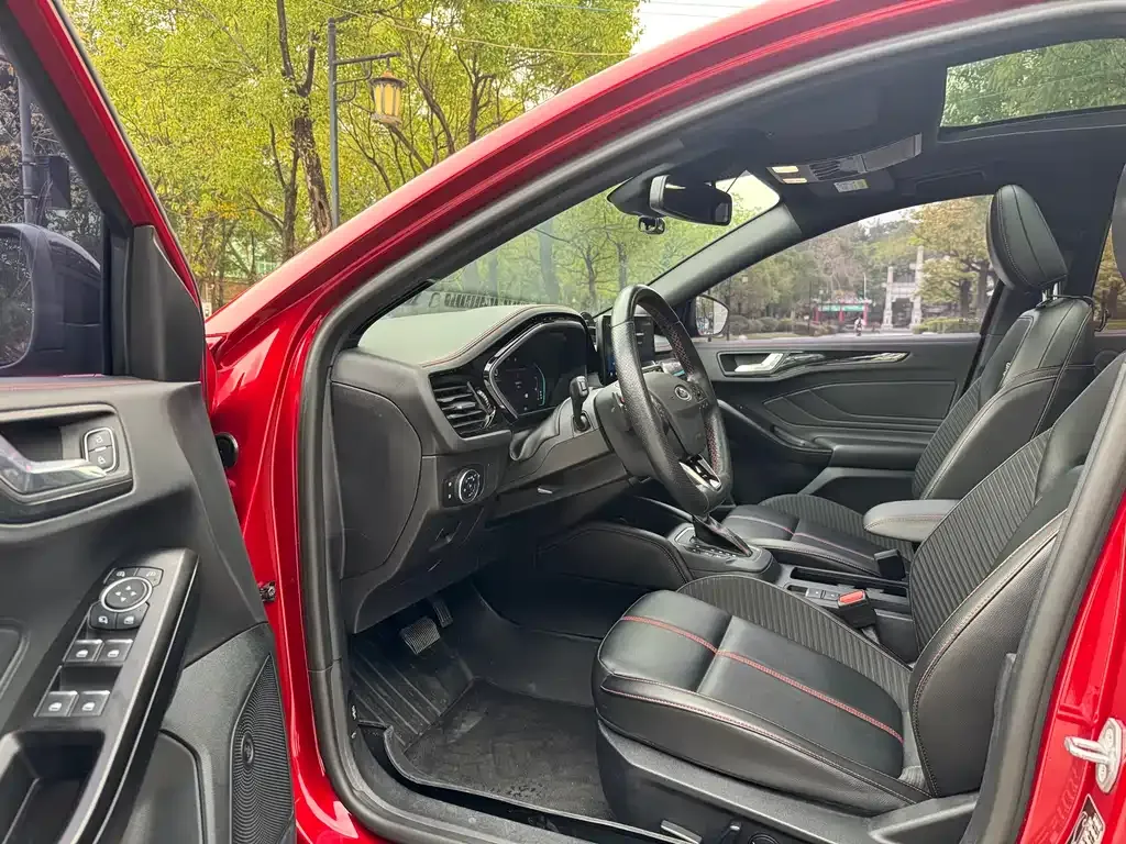 Ford Focus 2023 из CN, фото 10