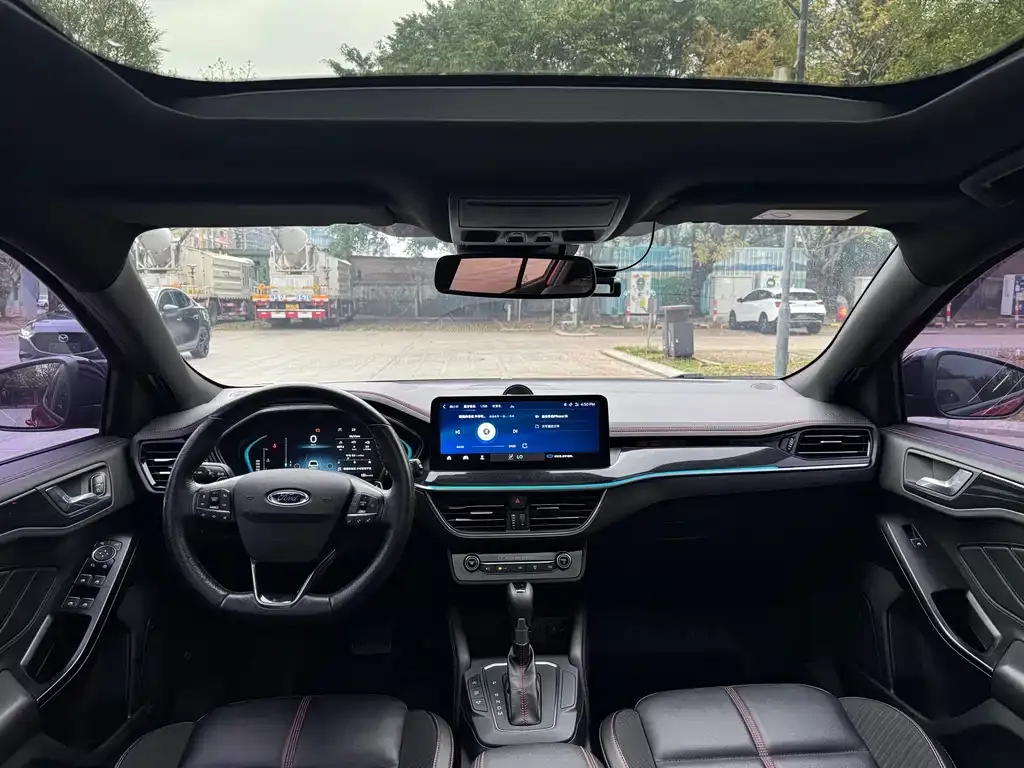 Ford Focus 2023 из CN, фото 8