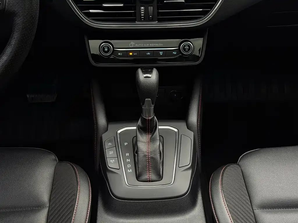Ford Focus 2023 из CN, фото 2